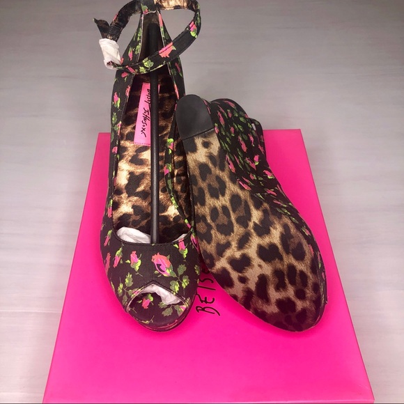 Betsey Johnson Rose Print Wedge Sandals. - Picture 4 of 5